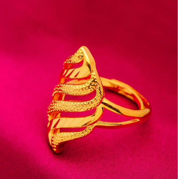 Waved Hollow Wide Leaf Pattern 21K Gold Ring