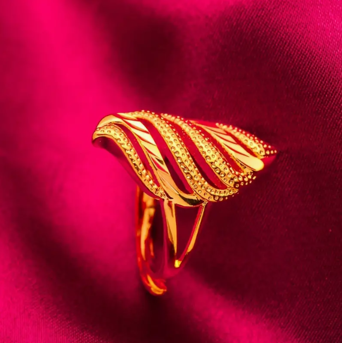 Waved Hollow Wide Leaf Pattern 21K Gold Ring